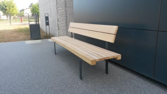 euroform w - nachhaltiges Stadtmobiliar - Parkbank Holz auf Dorfplatz - nachhaltige Sitzmöbel - Lineaseduta light