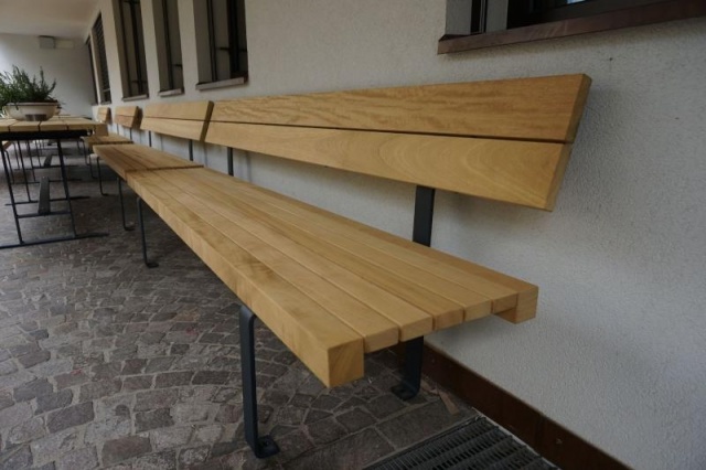 euroform w - nachhaltiges Stadtmobiliar - Parkbank Holz mit passendem Tisch für draußen - nachhaltige Sitzmöbel - Lineaseduta light