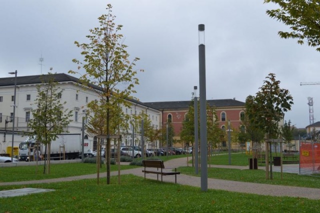 euroform w - nachhaltiges Stadtmobiliar - Parkbank Holz auf Grünfläche in Stadt - nachhaltige Sitzmöbel - Lineaseduta light