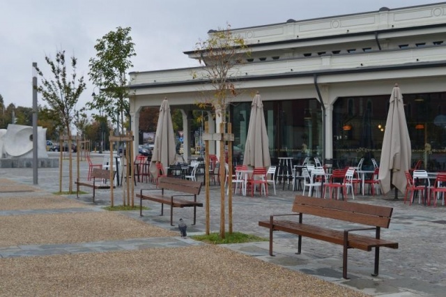euroform w - nachhaltiges Stadtmobiliar - Parkbank Holz auf Platz vor Restaurant - nachhaltige Sitzmöbel - Lineaseduta light