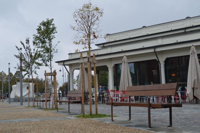 euroform w - nachhaltiges Stadtmobiliar - Parkbank Holz auf Platz vor Restaurant - nachhaltige Sitzmöbel - Lineaseduta light