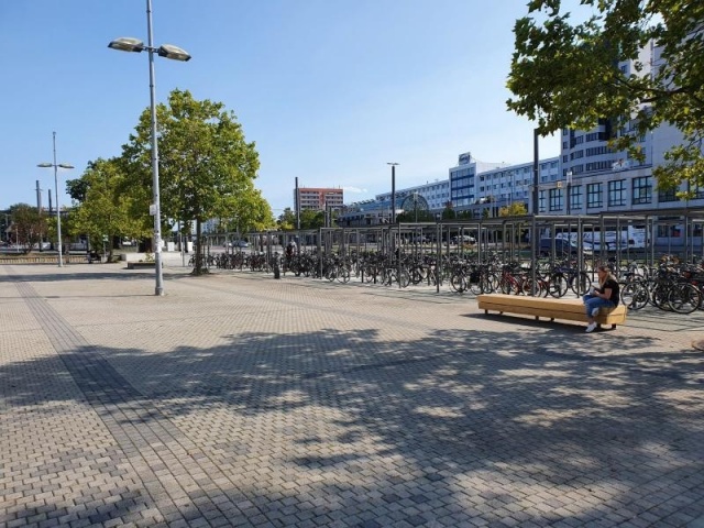 euroform w - arredo urbano sostenibile - panchina seduta legno - panchina modulare sul piazzale della stazione centrale di Cottbus - isola di seduta in un ambiente urbano - arredamento sostenibile per spazi pubblici - seduta personalizzata