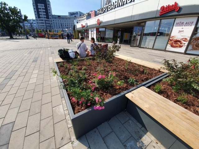 euroform w - arredo urbano sostenibile - panchina seduta legno - panchina modulare sul piazzale della stazione centrale di Cottbus - isola di seduta in un ambiente urbano - arredamento sostenibile per spazi pubblici - seduta personalizzata