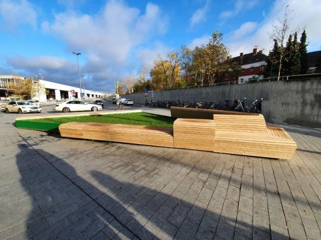 euroform w - arredo urbano sostenibile - panchina seduta legno - panchina modulare sul piazzale della stazione centrale di Berlino Südkreuz - isola di seduta in un ambiente urbano - arredamento sostenibile per spazi pubblici - seduta personalizzata