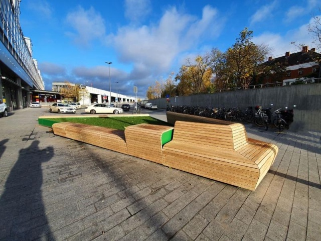 euroform w - sustainable urban furniture - park bench - Modular bench on the forecourt of Berlin Südkreuz train station - seating island in an urban environment - sustainable street furniture for open spaces - custommade seating