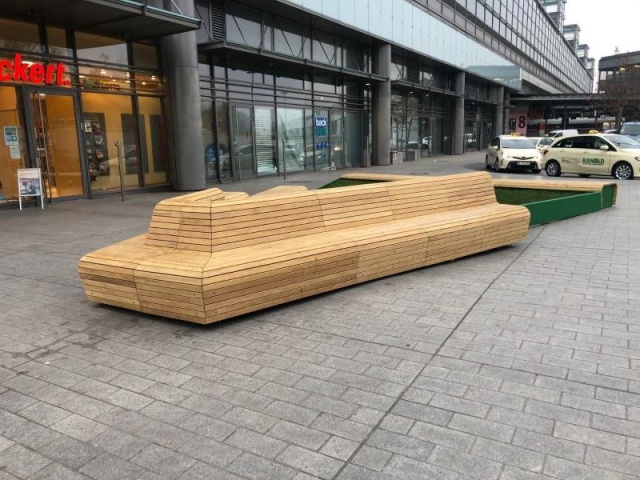 euroform w - arredo urbano sostenibile - panchina seduta legno - panchina modulare sul piazzale della stazione centrale di Berlino Südkreuz - isola di seduta in un ambiente urbano - arredamento sostenibile per spazi pubblici - seduta personalizzata