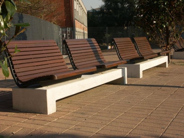euroform w - arredo urbano - panchina robusta in legno di alta qualità per spazi urbani - seduta modulare minimalista in legno per esterni - arredo urbano di design di alta qualità