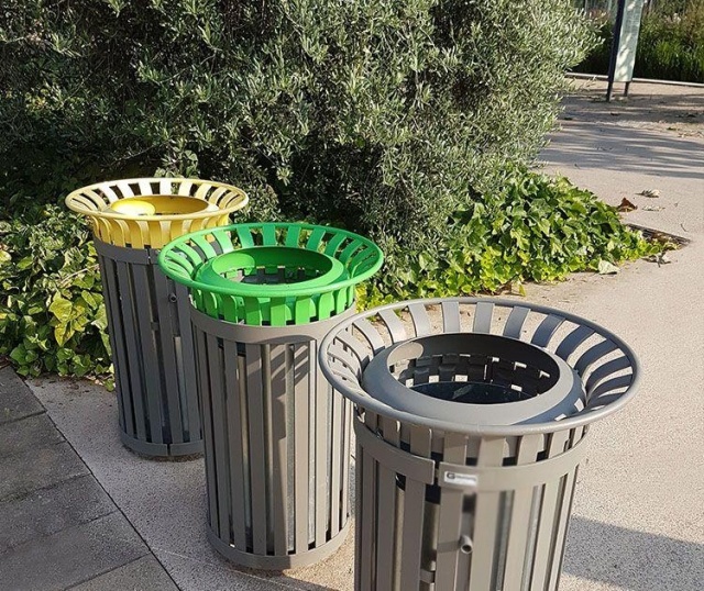 euroform w - Stadtmobiliar - robuster minimalistischer Abfallbehälter aus hochwertigem Stahl für den städtischen Freiraum - Tulip Abfalleimer im Stadtzentrum von Lyon