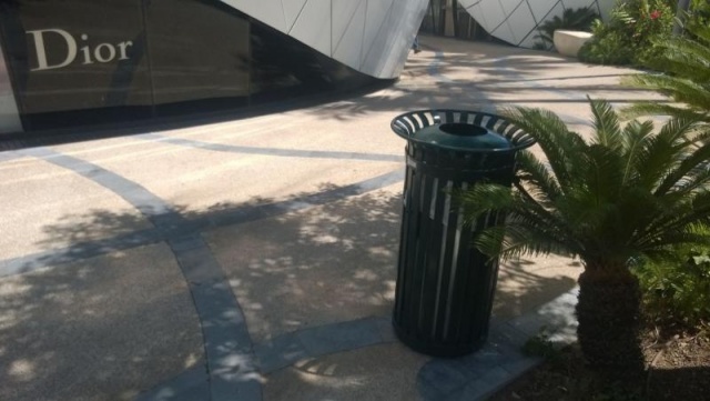 euroform w - Stadtmobiliar - robuster minimalistischer Abfallbehälter aus hochwertigem Stahl für den städtischen Freiraum - Tulip Abfalleimer im Stadtzentrum von Monaco