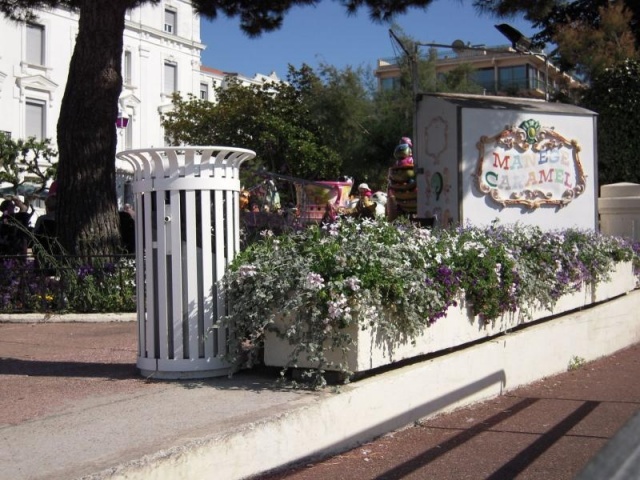 euroform w - Stadtmobiliar - robuster minimalistischer Abfallbehälter aus hochwertigem Stahl für den städtischen Freiraum - Tulip Abfalleimer im Stadtzentrum von Monaco