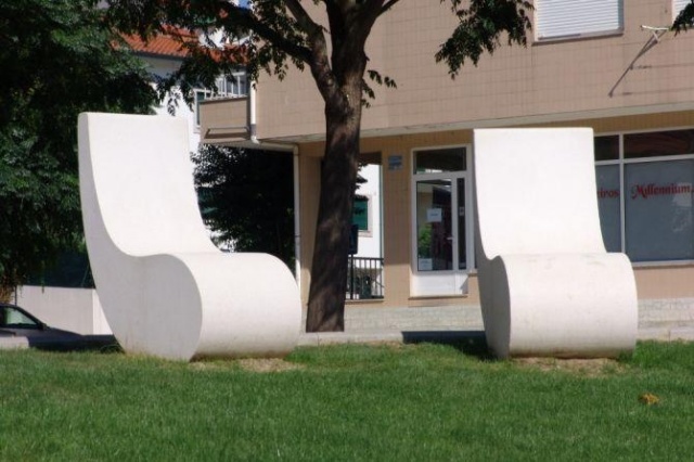 euroform w - arredo urbano - panchine cemento su piazza pubblica - sedute in cls per esterno - Mago Urban - Coma